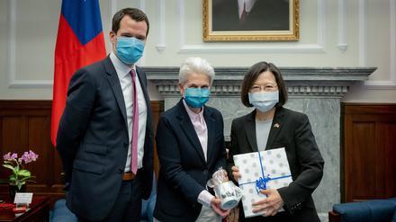 Tsai Ing-wen, Präsidentin von Taiwan, mit Johannes Vogel, stellvertretender Vorsitzender der FDP, und Marie-Agnes Strack-Zimmermann, Vorsitzende des Verteidigungsausschusses des Deutschen Bundestages, während eines Treffens. 