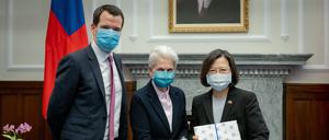 Tsai Ing-wen, Präsidentin von Taiwan, mit Johannes Vogel, stellvertretender Vorsitzender der FDP, und Marie-Agnes Strack-Zimmermann, Vorsitzende des Verteidigungsausschusses des Deutschen Bundestages, während eines Treffens. 
