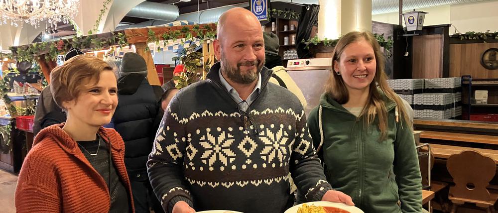 Senatorin Katja Kipping, Hofbräu-Wirt Björn Schwarz und Gebewo-Mitarbeiterin Christin Fritzsche (v.l.)