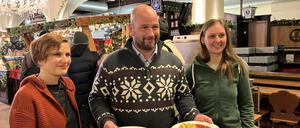 Senatorin Katja Kipping, Hofbräu-Wirt Björn Schwarz und Gebewo-Mitarbeiterin Christin Fritzsche (v.l.)