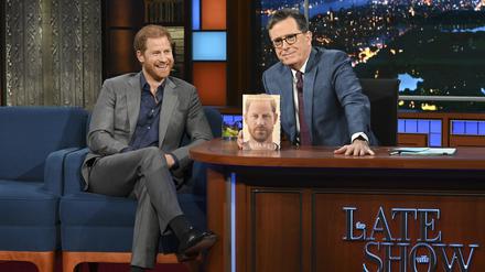 Dieses vom Fernsehsender CBS zur Verfügung gestellte Foto zeigt Prinz Harry (l) mit Gastgeber Stephen Colbert während einer Aufzeichnung von „The Late Show with Stephen Colbert“.