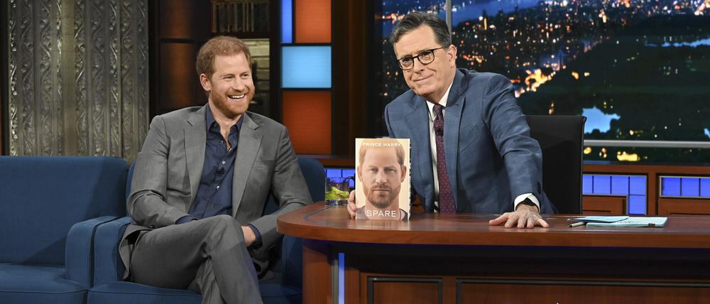 Dieses vom Fernsehsender CBS zur Verfügung gestellte Foto zeigt Prinz Harry (l) mit Gastgeber Stephen Colbert während einer Aufzeichnung von „The Late Show with Stephen Colbert“.