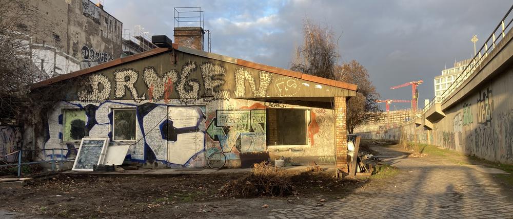 Das Kulturzentrum Zukunft am Ostkreuz hat nach der Kündigung ein Ausweichgelände zwischen dem Club Wilde Renate und der S-Bahn gefunden - mit baufälligen Gebäuden.