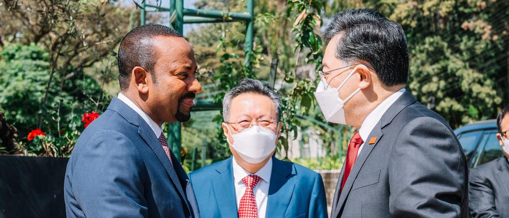 This handout image taken and distributed on January 10, 2023 by the Ethiopian Prime Minister's Office in Addis Ababa shows Chinese Foreign Minister Qin Gang (R) shaking hands with Ethiopian Prime Minister Abiy Ahmed (L) during their bilateral meeting at the Prime Minister's office. (Photo by ETHIOPIA PRIME MINISTER OFFICE / AFP) / RESTRICTED TO EDITORIAL USE - MANDATORY CREDIT "AFP PHOTO /ETHIOPIA PRIME MINISTER OFFICE " - NO MARKETING NO ADVERTISING CAMPAIGNS - DISTRIBUTED AS A SERVICE TO CLIENTS