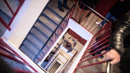 Treppauf, treppab. Viele Menschen wünschen sich, bei der Wohnungssuche ausgewählt zu werden.