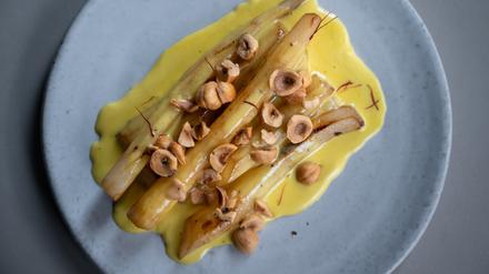 Schwarzwurzeln, Safran-Hollandaise, Haselnüsse im „Otto“ in Prenzlauer Berg.