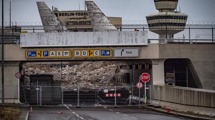 Berlin Reinickendorf OT Tegel, ehemaliger Flughafen Tegel: die Vorfahrtbrücke für Flugzeuge vor dem Hauptgebäude wird abgerissen - 31.12.2022 Berlin *** Berlin Reinickendorf OT Tegel, former Tegel Airport the right-of-way bridge for aircraft in front of the main building will be demolished 31 12 2022 Berlin 