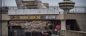 Berlin Reinickendorf OT Tegel, ehemaliger Flughafen Tegel: die Vorfahrtbrücke für Flugzeuge vor dem Hauptgebäude wird abgerissen - 31.12.2022 Berlin *** Berlin Reinickendorf OT Tegel, former Tegel Airport the right-of-way bridge for aircraft in front of the main building will be demolished 31 12 2022 Berlin 