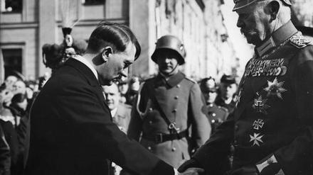 Das Foto von Theo Eisenhart gewann ikonografische Bedeutung, zeigt aber nur, wie sich Hitler nach dem Staatsakt in der Potsdamer Garnisonkirche von Hindenburg verabschiedet.