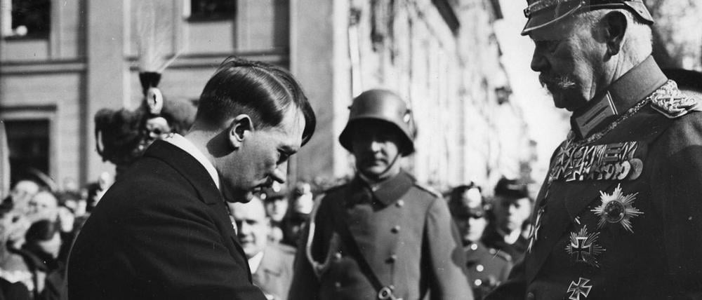 Das Foto von Theo Eisenhart gewann ikonografische Bedeutung, zeigt aber nur, wie sich Hitler nach dem Staatsakt in der Potsdamer Garnisonkirche von Hindenburg verabschiedet.