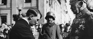 Das Foto von Theo Eisenhart gewann ikonografische Bedeutung, zeigt aber nur, wie sich Hitler nach dem Staatsakt in der Potsdamer Garnisonkirche von Hindenburg verabschiedet.