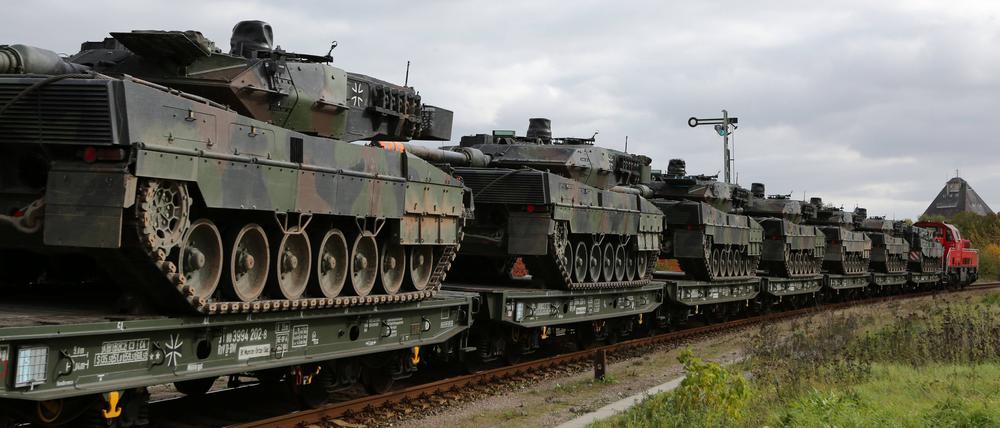 Transport von Panzern auf der Schiene (Symbolbild)