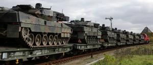 Transport von Panzern auf der Schiene (Symbolbild)