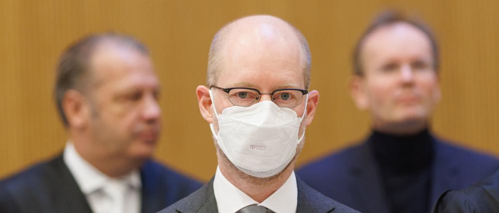 Der frühere Wirecard-Manager und Kronzeuge Oliver Bellenhaus steht im Gerichtssaal – im Hintergrund: der frühere Vorstandschef Markus Braun (Archivbild).
