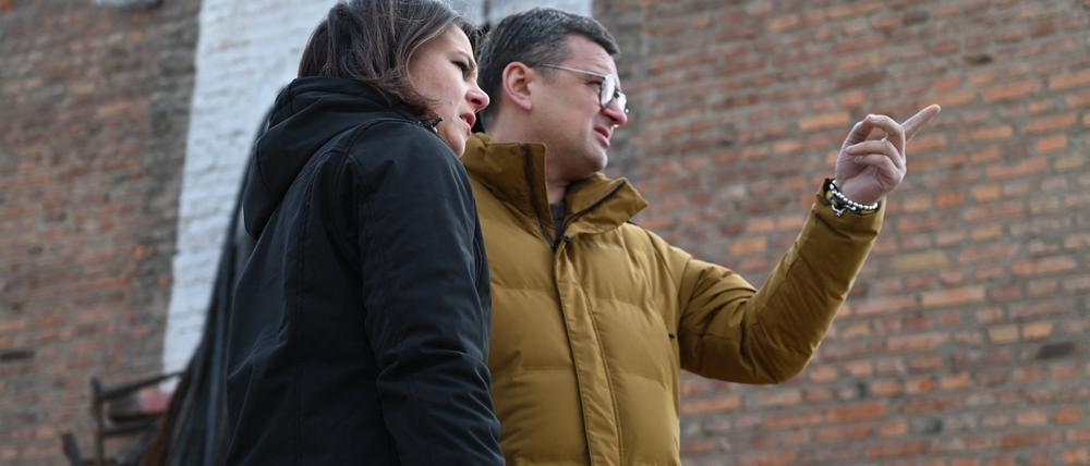 Außenministerin Baerbock mit ihrem ukrainischen Amtskollegen Kuleba am Dienstag in Charkiw. 