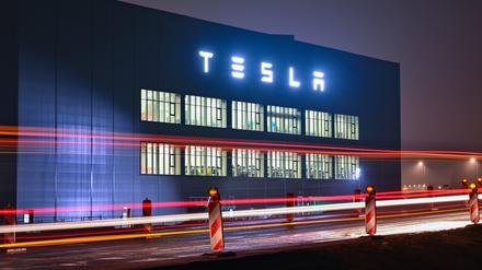 Die Giga-Factory in Grünheide bei Berlin beschäftigt inzwischen 8300 Mitarbeiter.