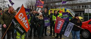 
Streikende Klinikmitarbeiter in Bristol. Das Angebot von 4,75 Prozent mehr Lohn ist ihnen zu wenig. 