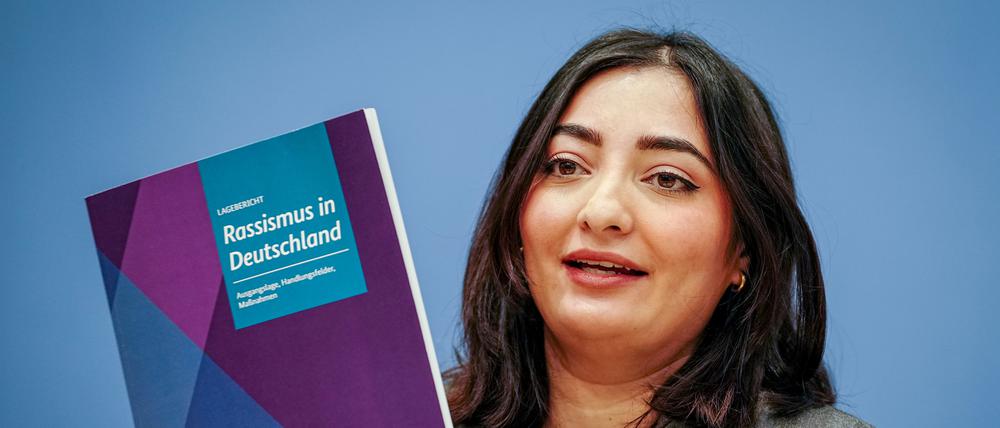 Reem Alabali-Radovan (SPD), Staatsministerin und Beauftragte der Bundesregierung für Migration, Flüchtlinge und Integration und Beauftragte für Antirassismus, stellt den 13. Lagebericht „Rassismus in Deutschland“ in der Bundespressekonferenz vor.