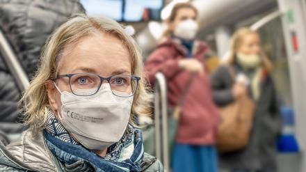 Maske tragen in der U-Bahn.