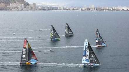 Die Flotte der Imoca-Yachten kurz nach dem Start zum „Hafenrennen“ in Alicante. „Malizia-Seaexplorer“, anfangs zurückliegend, entschied das Vorbereitungsevent durch ein geschicktes Manöver für sich. 