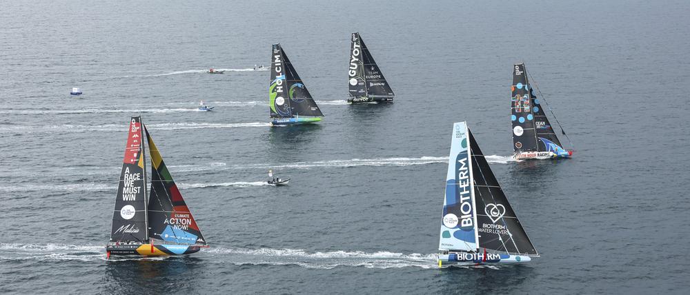 Die Flotte der Imoca-Yachten kurz nach dem Start zum „Hafenrennen“ in Alicante. „Malizia-Seaexplorer“, anfangs zurückliegend, entschied das Vorbereitungsevent durch ein geschicktes Manöver für sich. 