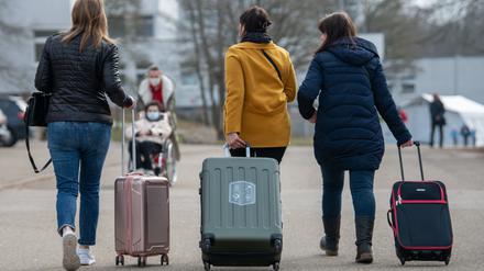 ARCHIV - 18.03.2022, Baden-Württemberg, Ellwangen: Drei aus der Ukraine stammende Frauen gehen in der Landeserstaufnahmestelle für Flüchtlinge (LEA) zu ihrem Quartier. (zu dpa "Mehr als 217 000 Menschen haben in Deutschland 2022 Asyl beantragt") Foto: Stefan Puchner/dpa +++ dpa-Bildfunk +++