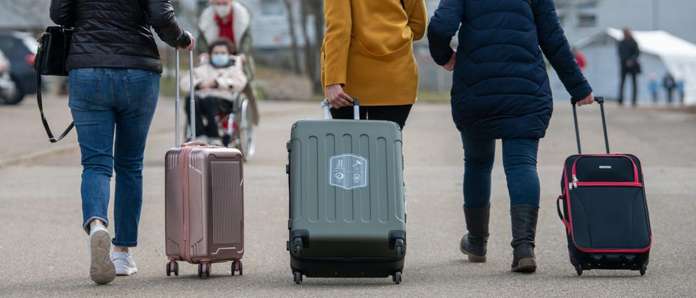 ARCHIV - 18.03.2022, Baden-Württemberg, Ellwangen: Drei aus der Ukraine stammende Frauen gehen in der Landeserstaufnahmestelle für Flüchtlinge (LEA) zu ihrem Quartier. (zu dpa "Mehr als 217 000 Menschen haben in Deutschland 2022 Asyl beantragt") Foto: Stefan Puchner/dpa +++ dpa-Bildfunk +++