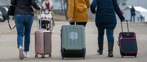ARCHIV - 18.03.2022, Baden-Württemberg, Ellwangen: Drei aus der Ukraine stammende Frauen gehen in der Landeserstaufnahmestelle für Flüchtlinge (LEA) zu ihrem Quartier. (zu dpa "Mehr als 217 000 Menschen haben in Deutschland 2022 Asyl beantragt") Foto: Stefan Puchner/dpa +++ dpa-Bildfunk +++