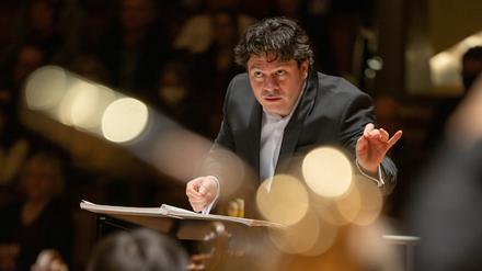 Cristian Măcelaru  zu Gast in Berlin. In Paris leitet der 42-Jährige das Orchestre National de France.