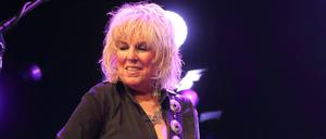 US-Songwriter Legende Lucinda Williams auf dem Cambridge Folk Festival 2019.