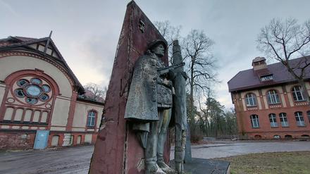 Denkmal für einen sowjetischen Sanitäter in Beelitz Heilstätten.