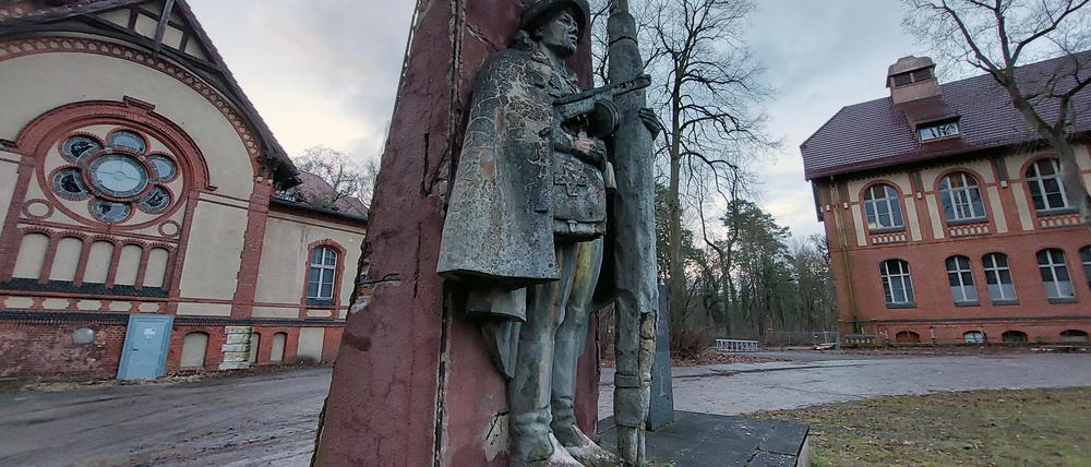 Denkmal für einen sowjetischen Sanitäter in Beelitz Heilstätten.