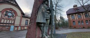 Denkmal für einen sowjetischen Sanitäter in Beelitz Heilstätten.
