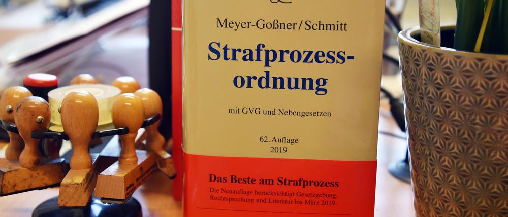Ein Kollege soll den anderen gedeckt haben – und steht nun auch vor Gericht.