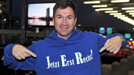 Lucas Cordalis bei seiner Anreise ins Dschungelcamp, wo er 2023 als Kandidat antritt.