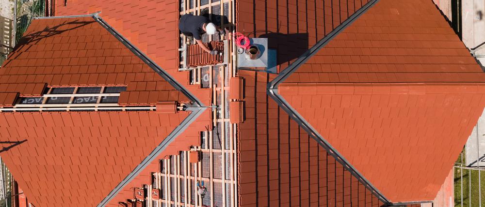 Der oder die Dachdecker installieren die Solardachziegel wie herkömmliche Ziegel. Mit einem Unterschied: Jeder muss in einen zuvor installierten Kabelbaum eingestöpselt werden.