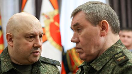 Armeegeneral Sergej Surowikin (links), damaliger Kommandeur der gemeinsamen Truppengruppe im Gebiet der militärischen Sonderoperation, und Waleri Gerassimow, Generalstabschef der russischen Streitkräfte, unterhalten sich im Hauptquartier des Militärbezirks Süd (Archivbild)