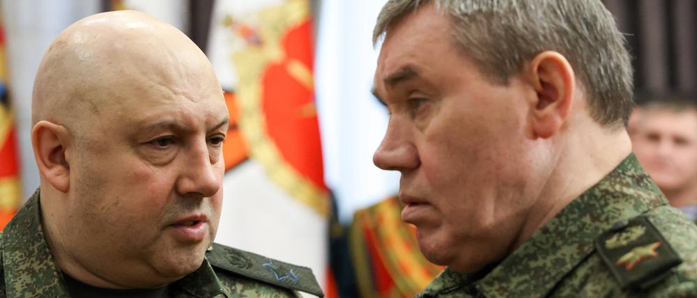 Armeegeneral Sergej Surowikin (links), damaliger Kommandeur der gemeinsamen Truppengruppe im Gebiet der militärischen Sonderoperation, und Waleri Gerassimow, Generalstabschef der russischen Streitkräfte, unterhalten sich im Hauptquartier des Militärbezirks Süd (Archivbild)