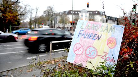 Lebensgefährlich. An der Kreuzung Osdorfer Straße und Ostpreußendamm in der Nähe der Schule wird meist gerast. Jeder will noch schnell über die Ampel.