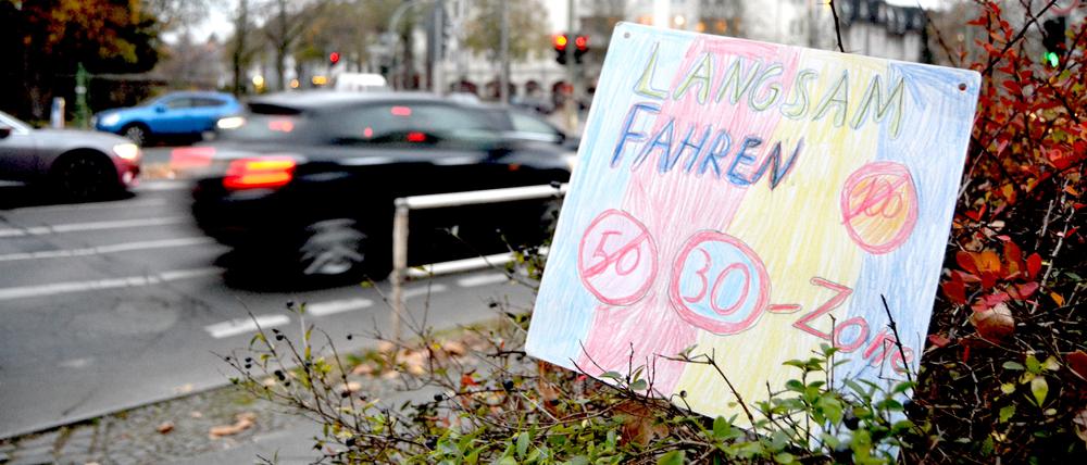 Lebensgefährlich. An der Kreuzung Osdorfer Straße und Ostpreußendamm in der Nähe der Schule wird meist gerast. Jeder will noch schnell über die Ampel.