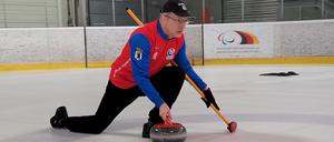 Dirk Hannawald, Vorsitzender des Vereins Curling in Berlin, hat den richtigen Dreh.