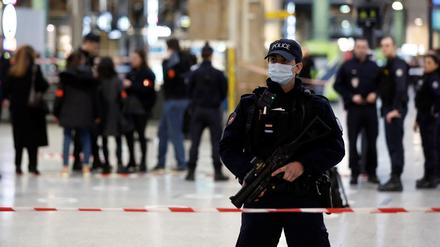 Die französische Polizei sichert das Gebäude, nachdem ein Mann mit einem Messer mehrere Menschen am Bahnhof Gare du Nord in Paris verletzt hat.