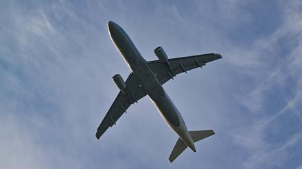 Ein Passagierflugzeug ist von der Südbahn am Flughafen Berlin Brandenburg BER gestartet.