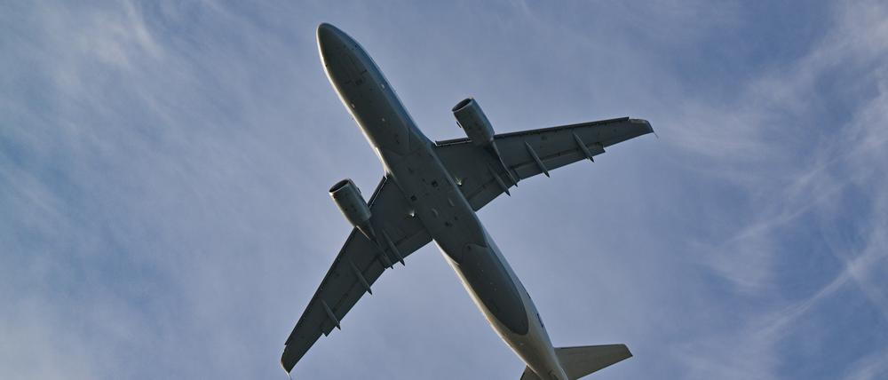 Ein Passagierflugzeug ist von der Südbahn am Flughafen Berlin Brandenburg BER gestartet.