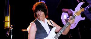  Jeff Beck spielt bei einem Auftritt in Los Angeles.