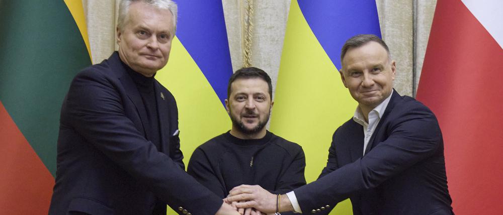Wolodymyr Selenskyj (M), Präsident der Ukraine, Andrzej Duda, Präsident von Polen (r) und Gitanas Nauseda, Präsident von Litauen, während ihres Treffens für ein Foto auf und geben sich die Hände.