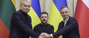 Wolodymyr Selenskyj (M), Präsident der Ukraine, Andrzej Duda, Präsident von Polen (r) und Gitanas Nauseda, Präsident von Litauen, während ihres Treffens für ein Foto auf und geben sich die Hände. 