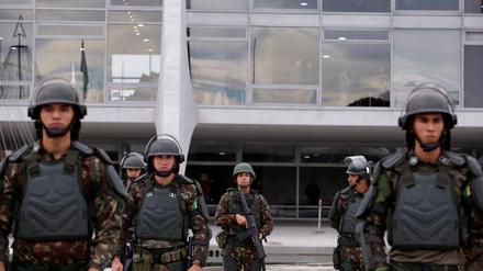 Armeeoffiziere bewachen den Planalto-Palast in Brasilia.