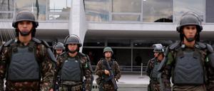 Armeeoffiziere bewachen den Planalto-Palast in Brasilia.