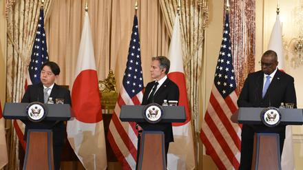 Japanische und amerikanische Minister nach ihrem Beschluss zur Stärkung der militärischen Zusammenarbeit.